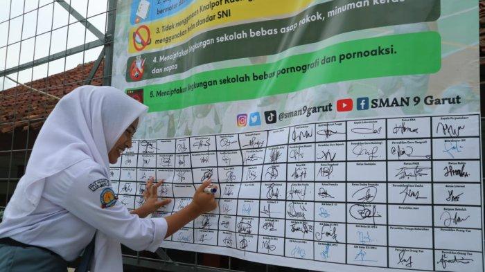 SMAN 9 Garut Deklarasikan Sekolah Bebas Bullying dan Narkoba: Komitmen Ciptakan Generasi Muda Positif SMAN 9 Garut Deklarasikan Sekolah Bebas Bullying dan Narkoba: Komitmen Ciptakan Generasi Muda Positif