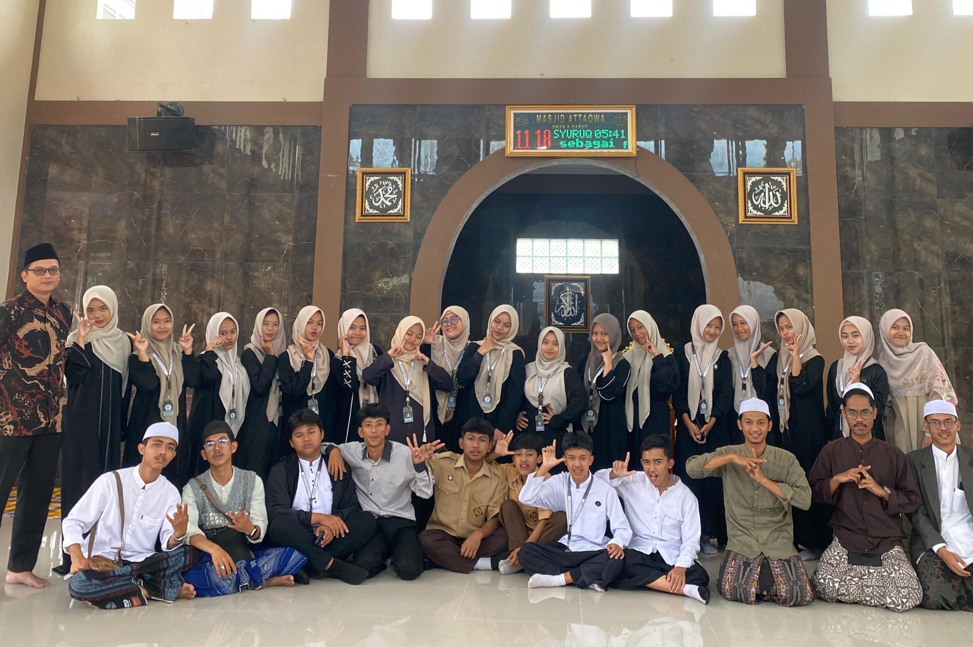 SMA Negeri 9 Garut Peringati Maulid Nabi 1447 H: Menebar Salam, Merajut Persaudaraan SMA Negeri 9 Garut Peringati Maulid Nabi 1447 H: Menebar Salam, Merajut Persaudaraan